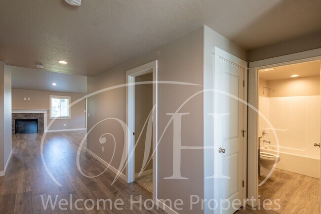 Building Photo - Brand NEW Home Overlooking the Golf Course