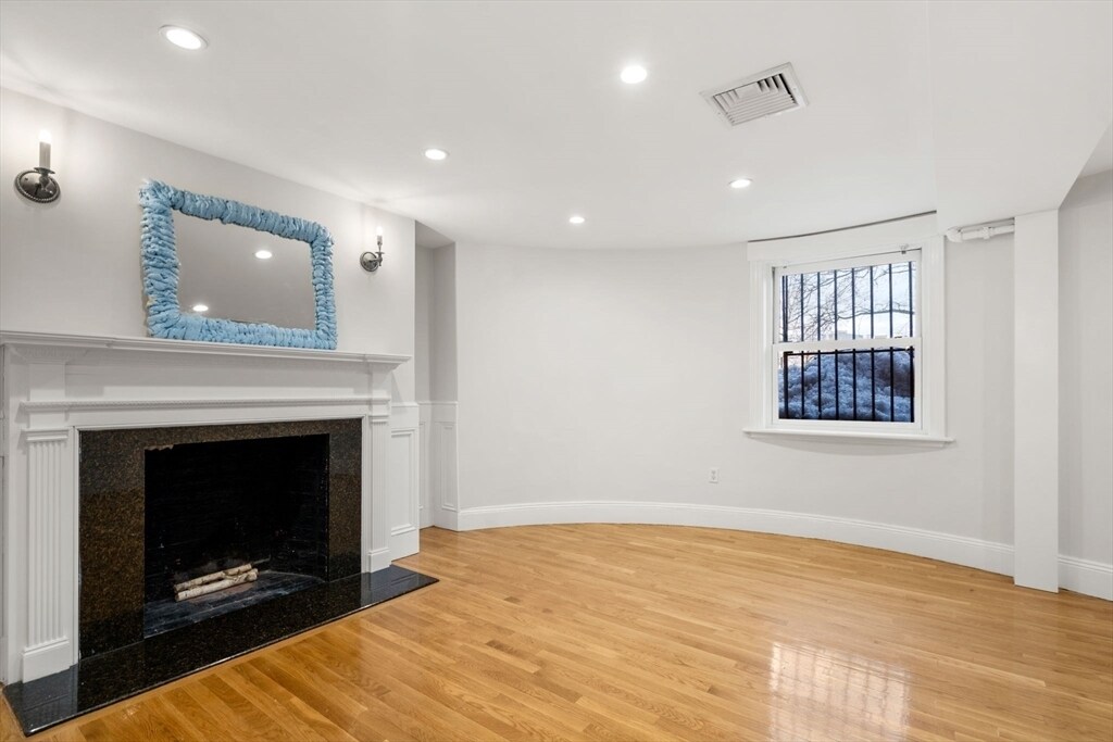 Building Photo - 244 Beacon St