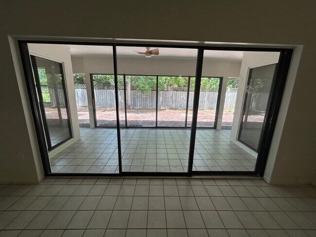 Building Photo - 4137 Woodview Dr