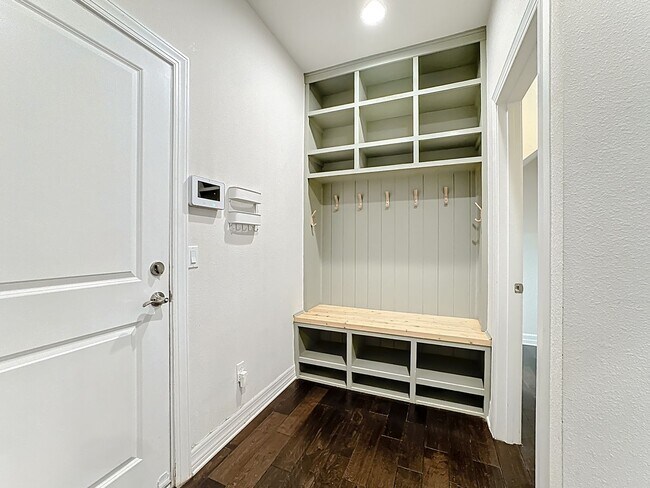 Building Photo - Executive Home with 5 bedrooms / four 1/2 ...