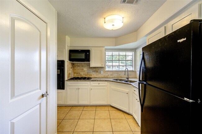 Building Photo - 9811 Shadydale Ln