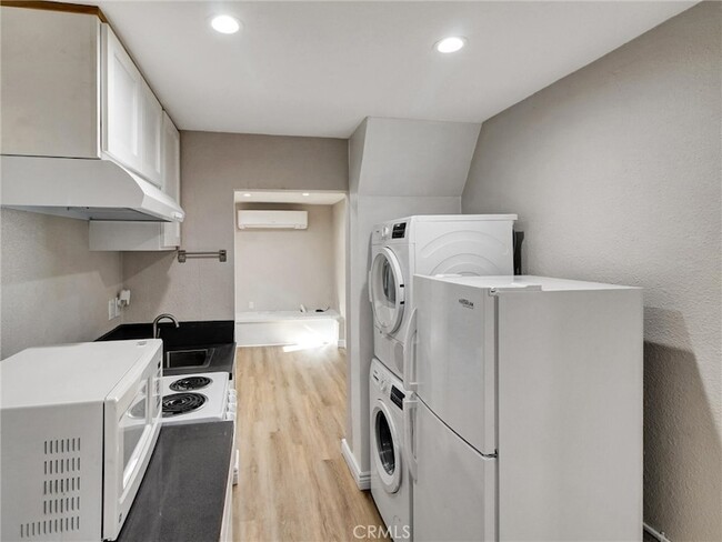 Building Photo - 985 1/2 Dexter Street Unit