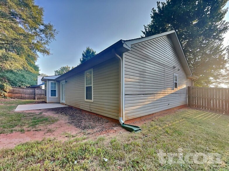 Building Photo - 449 Sarah's Ln