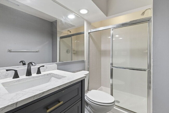 Building Photo - 335 Fullerton Pl