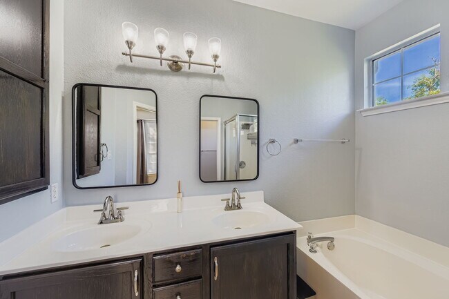 Building Photo - "Charming 3-Bed Townhouse Retreat with 151...