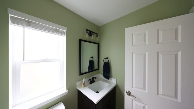 Building Photo - 5 Bed 2.5 Bath - Group - Dog Friendly - Fu...