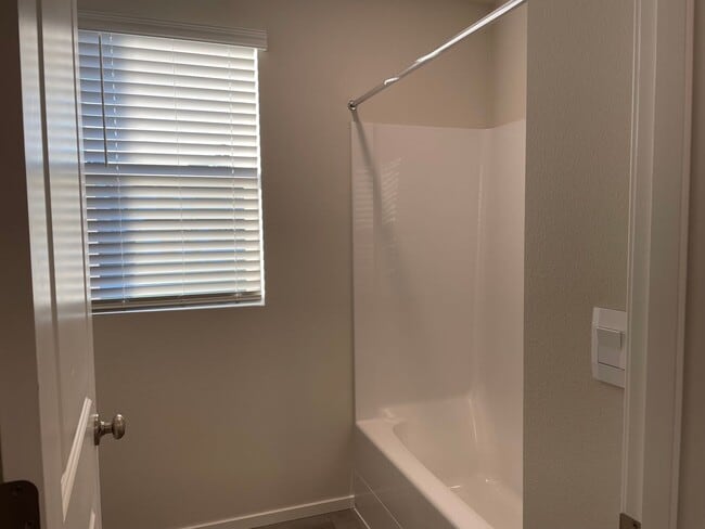 Building Photo - Don’t Miss This! Spacious Vancouver Home with Large Yard & Double Garage.