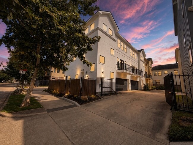 Building Photo - 1608 Holman St