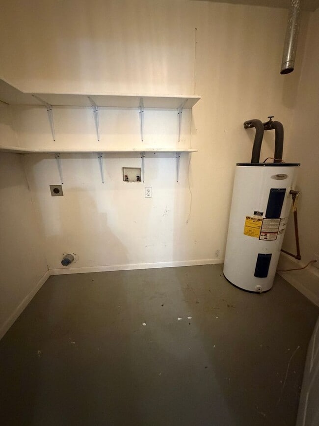 Building Photo - $1300 Move In Special