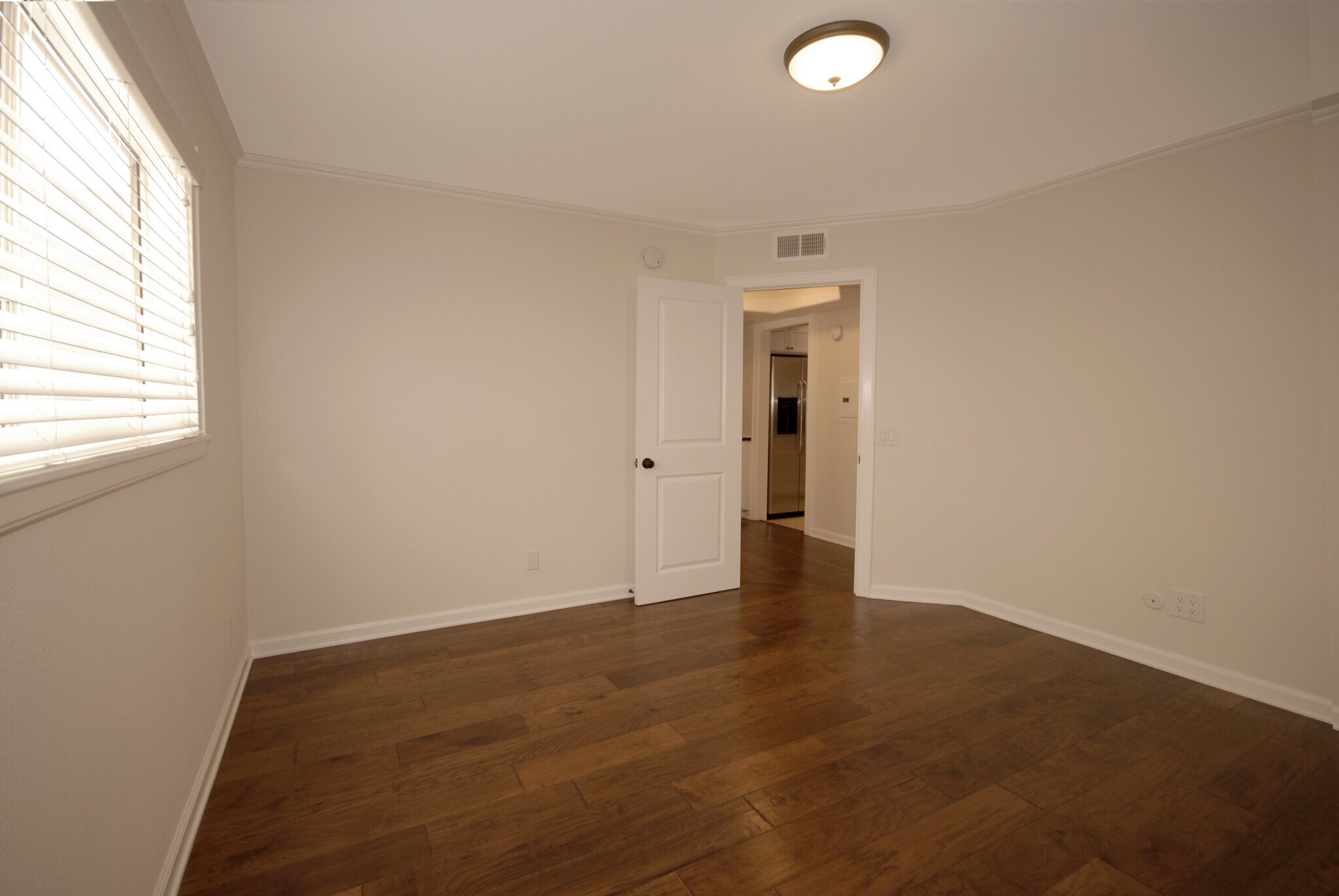 Building Photo - 13025 Moorpark St