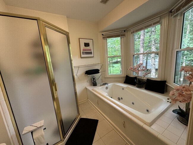 Building Photo - For Rent: Charming 4-Bedroom Colonial in C...