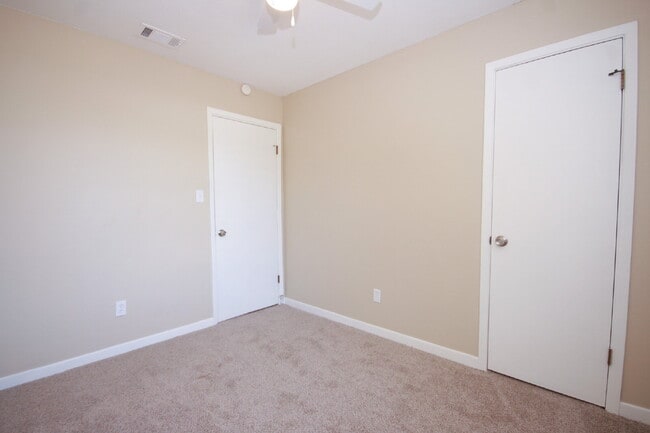 Building Photo - Updated 3BR/2BA Home with New Flooring & F...