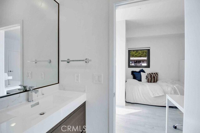 Building Photo - 1223 Larrabee St