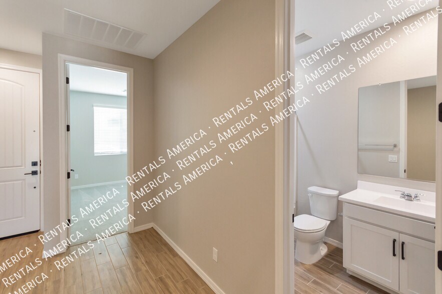 Building Photo - 36033 W San Clemente Ave