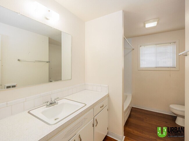 Building Photo - Spacious 2bed/1bath duplex