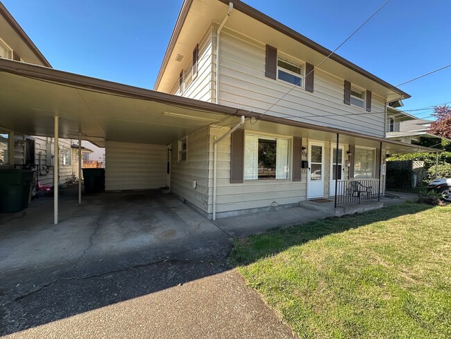 Primary Photo - Nice 2 bedroom unit of a duplex near downt...