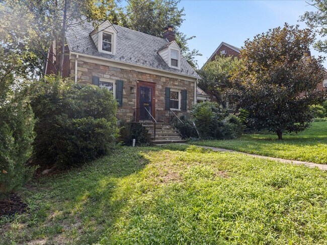 Building Photo - Vintage home with Modern finishes and fenc...