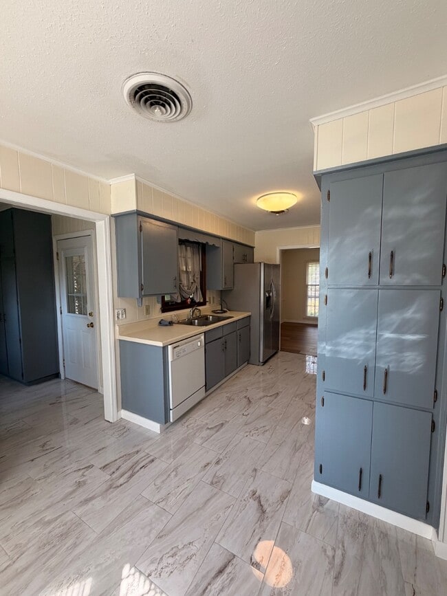 Building Photo - 2604 McArthur Dr