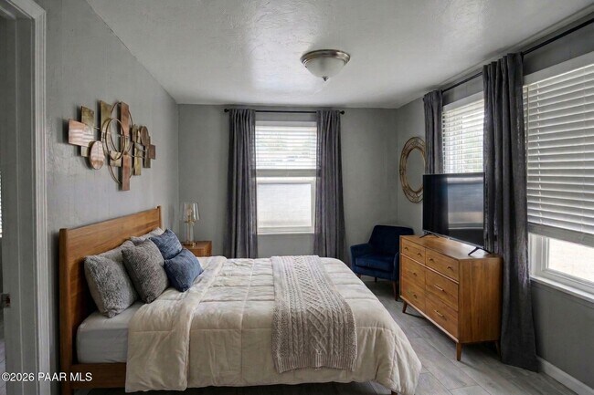 Building Photo - 2143 N Bell Ave