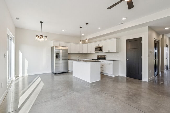 Building Photo - 602 Creekside Ln