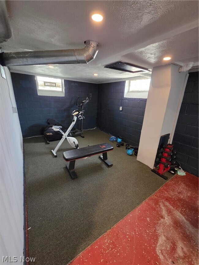 Building Photo - 1275 S Green Rd