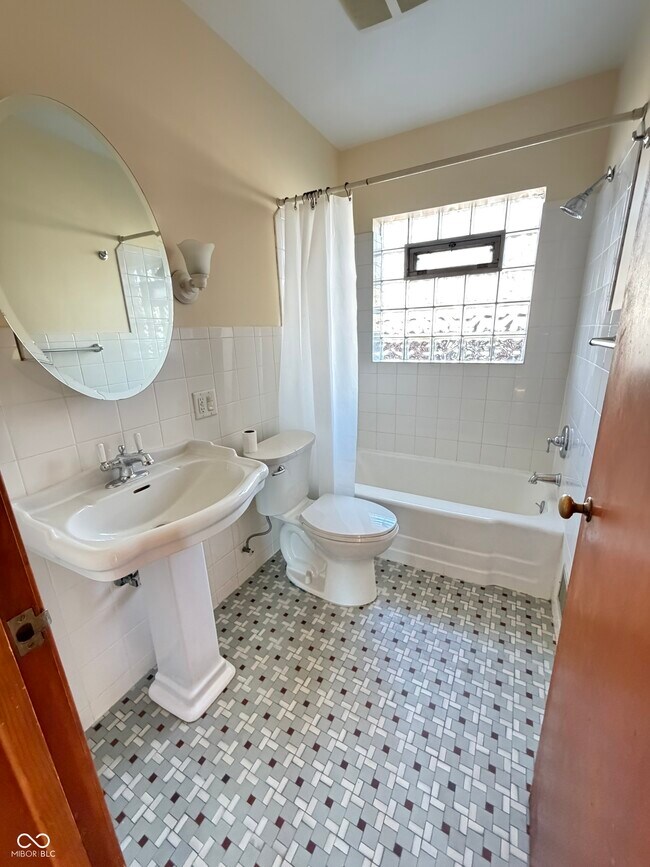 Building Photo - 1437 N Leland Ave