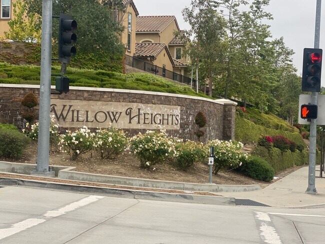 Building Photo - 4 Bedroom Town Home in Willow Heights Diam...