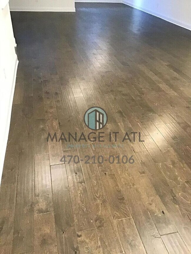 Building Photo - Elegant 3 Bedroom Townhome in a gated comm...