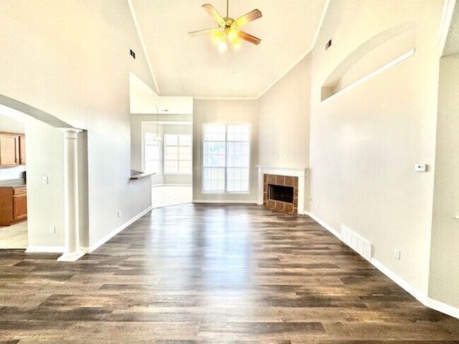 Building Photo - Move In Special! Now Leasing a Recently Re...