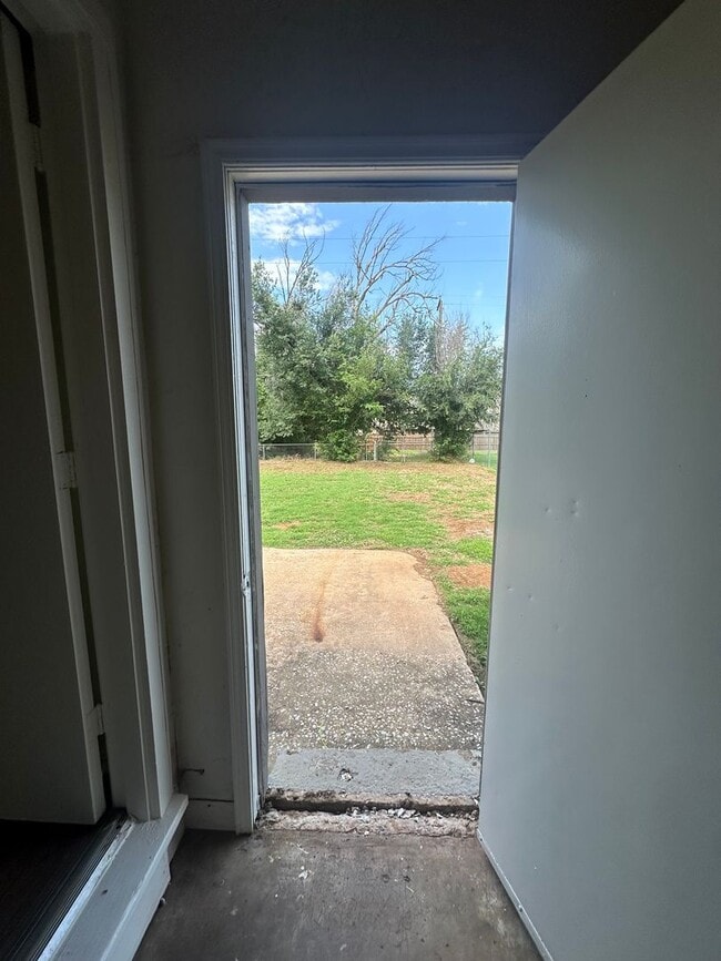 Building Photo - 3 bed, 1 bath, 1 car garage