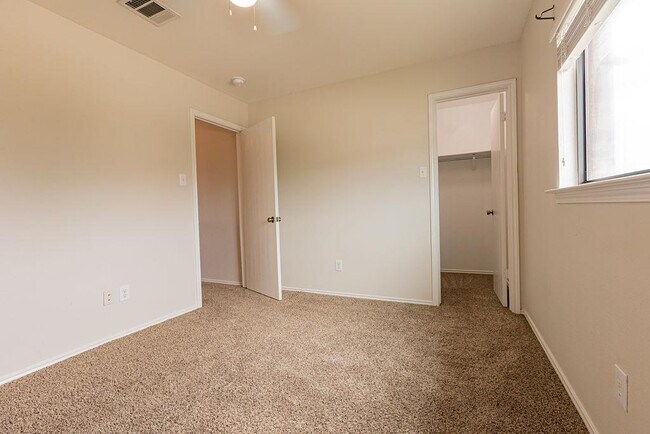 Building Photo - 219 Cottontail Dr