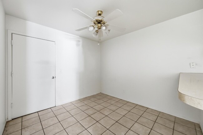 Building Photo - 559 S Lesueur