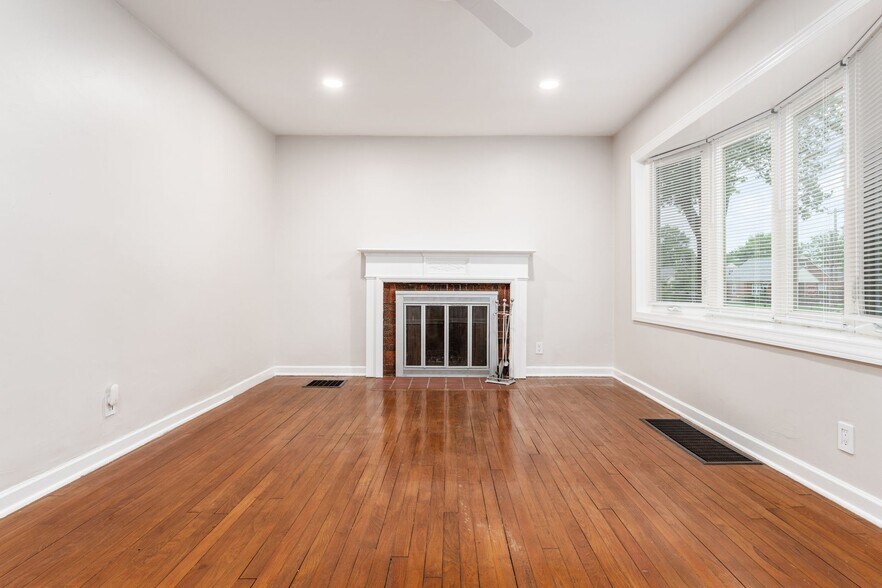 Building Photo - 884 S Chesterfield Rd