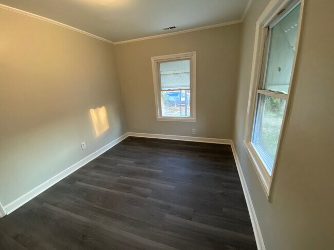 Building Photo - MOVE-IN READY!