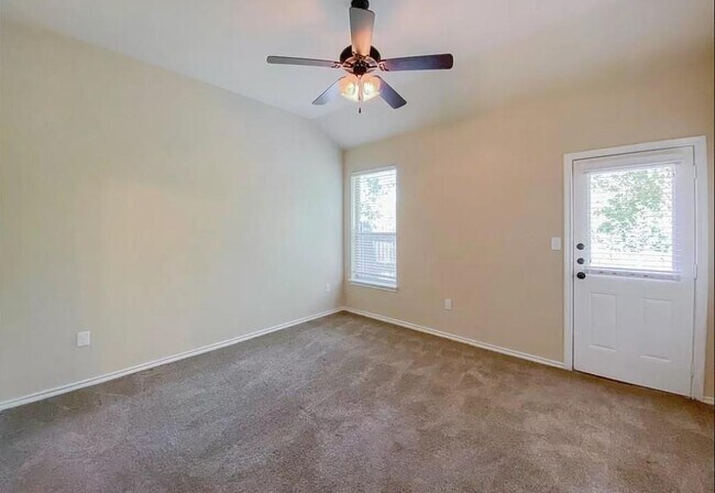 Building Photo - 137 Creekside Villa Dr