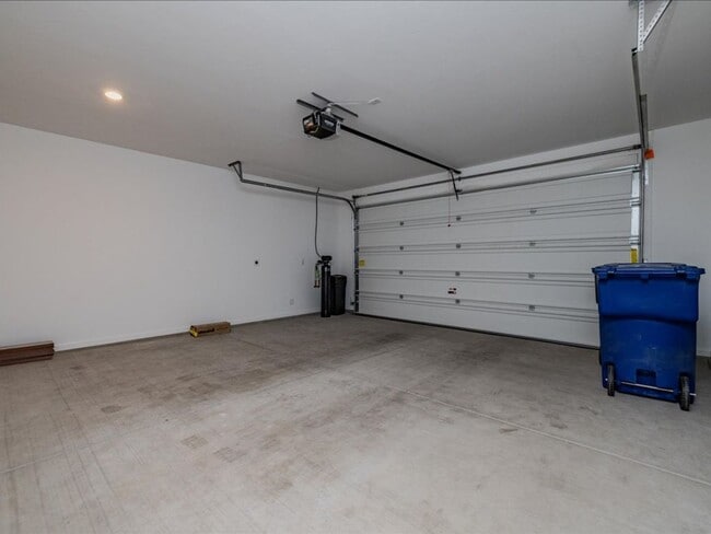 Building Photo - $500 OFF FIRST MONTHS FULL RENT!