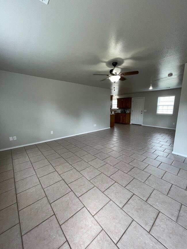 Building Photo - 1122 Oak Ln