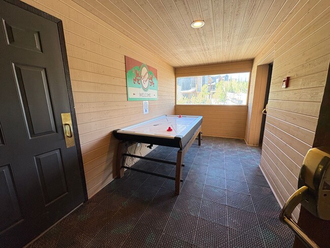 Building Photo - Brian Head Rental All utilities Included!!