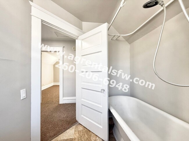 Building Photo - 3 Bedroom House