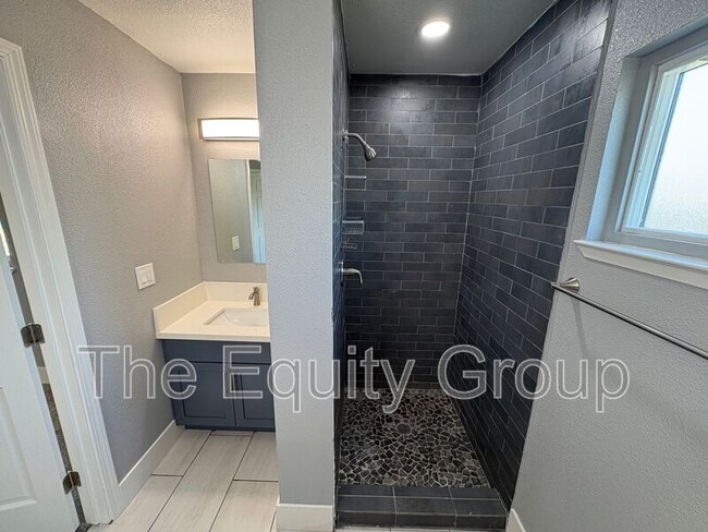 Building Photo - 609 S Acacia Dr