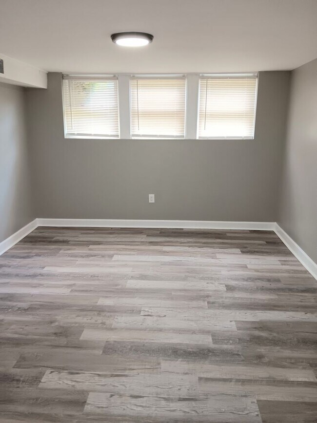 Building Photo - Spacious Showstopper