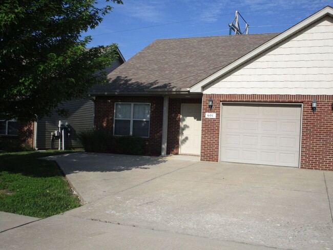 Primary Photo - 601-603 Glenstone Dr.