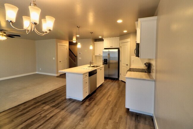 Building Photo - 3 bed 2.5 bath townhome in Salem
