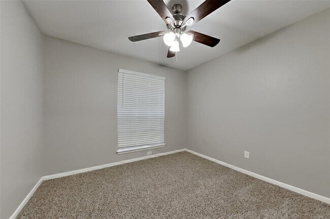 Building Photo - 2602 Clear Ridge Dr