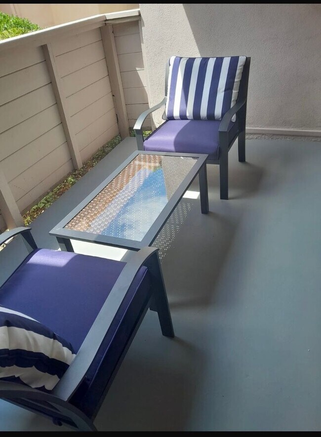 Building Photo - BEAUTIFUL CONDO! 2 MINUTE WALK TO CAMPUS!