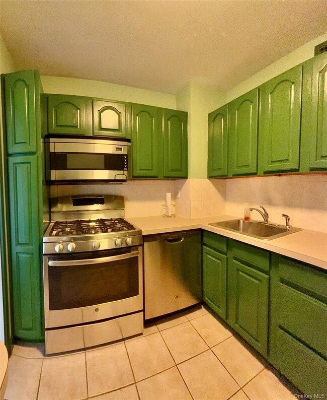 Building Photo - 61-20 Grand Central Pkwy