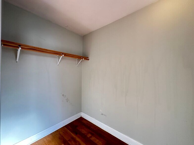 Building Photo - 742 W Belmont Ave