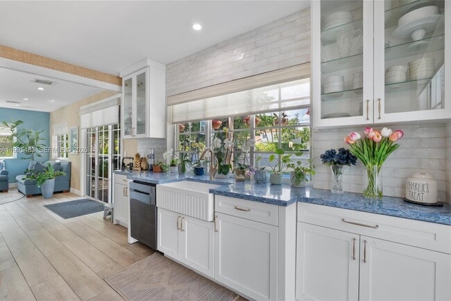 Building Photo - 9636 NE 5th Avenue Rd