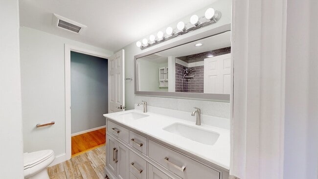 Building Photo - 2 Glenbrook Ln