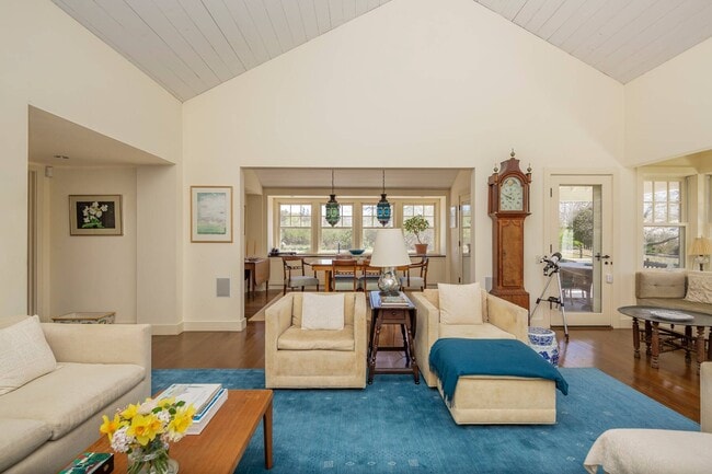 Building Photo - 27 Horseshoe Dr N